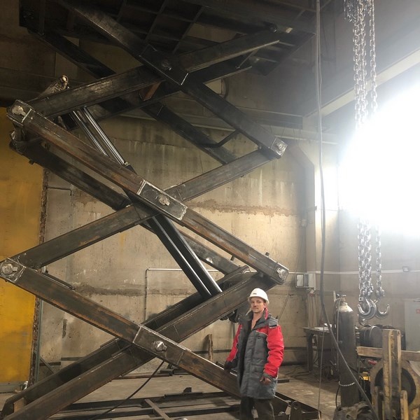 На производстве подъемных столов в «СПК “Регион”»