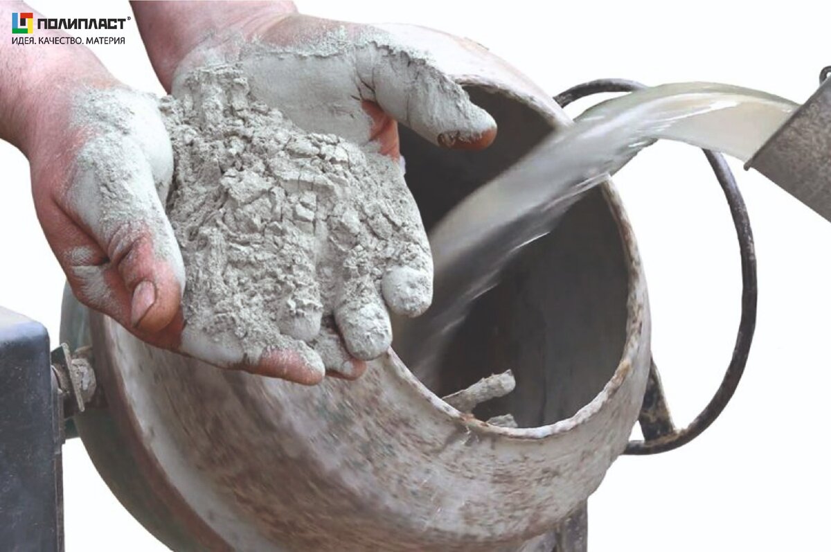 замешивание цемента. приготовление штукатурного раствора. полусухая стяжка пола песок цемент. замешивание цемента. мешать бетон.