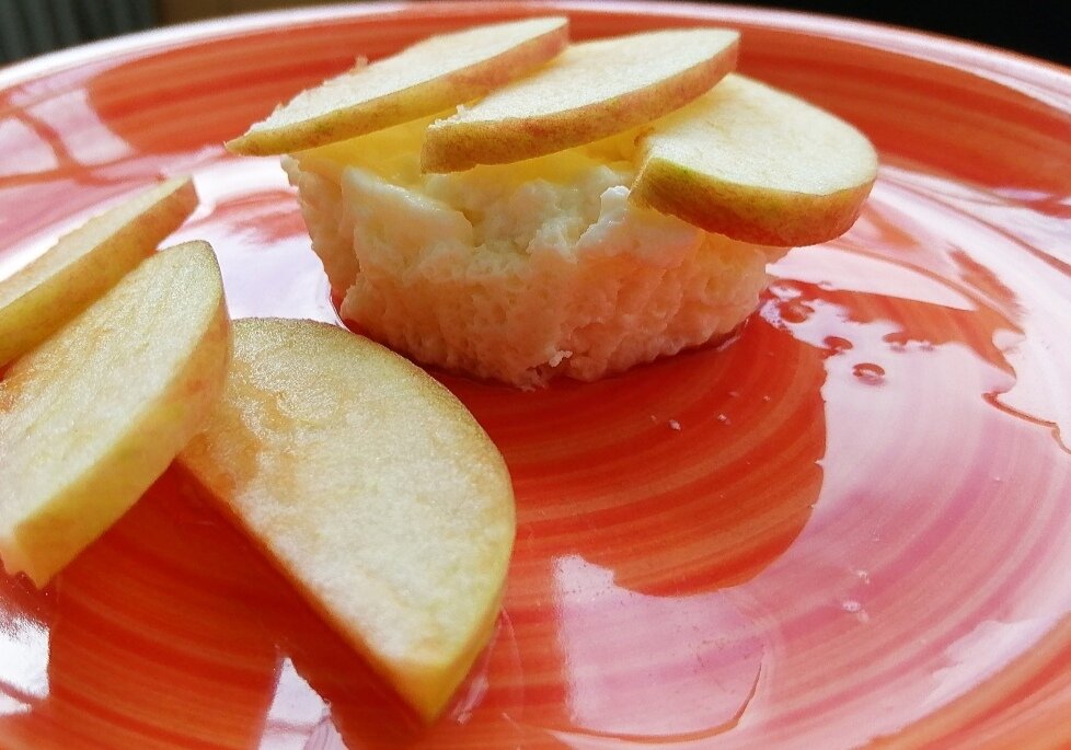 десерт из яблока, творога и яйца