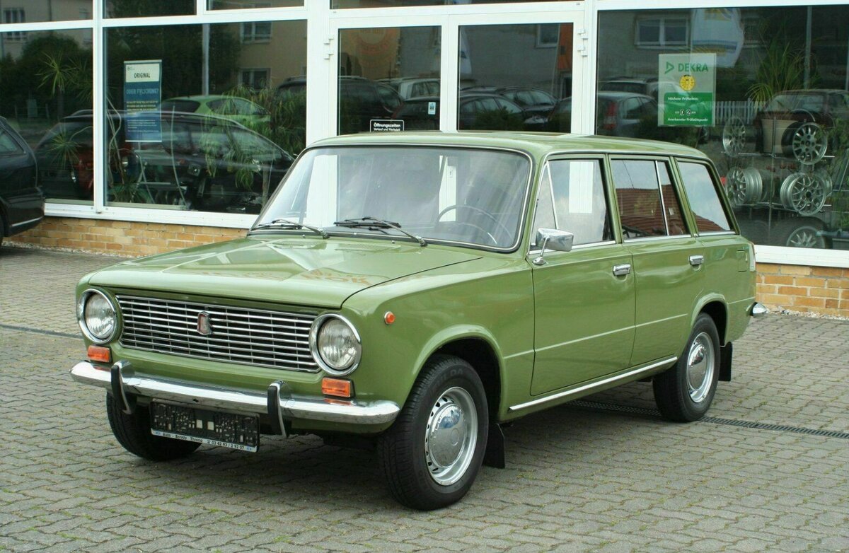 Двойка стала любимицей не только дачников, но и простых горожан. Машина была максимальна утилитарна. 