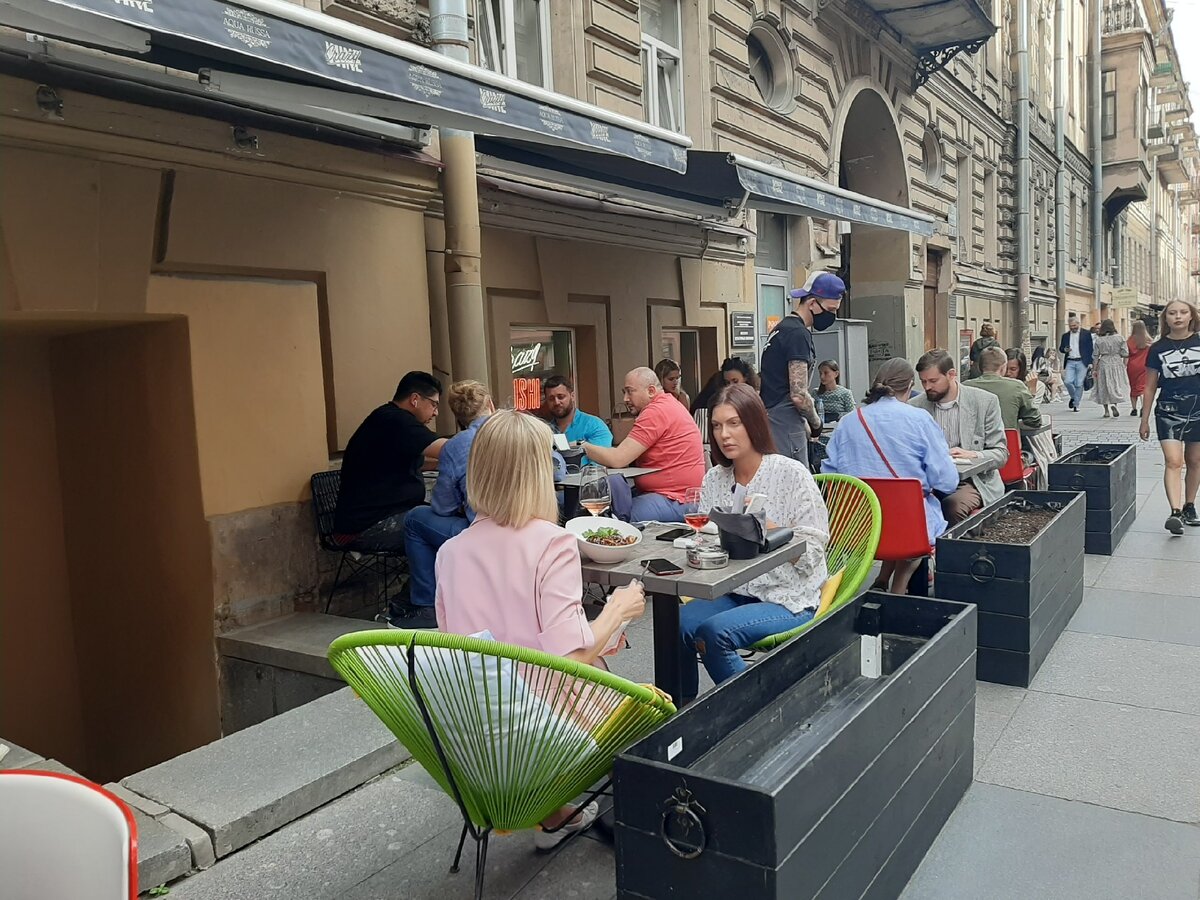 Бары на улице Рубинштейна в Петербурге сегодня работают на улице.