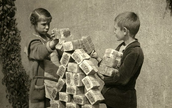 В результате гиперинфляции в Германии в 1923 году  деньги обесценились настолько,
что пачки этих купюр заменяли детям игрушки.