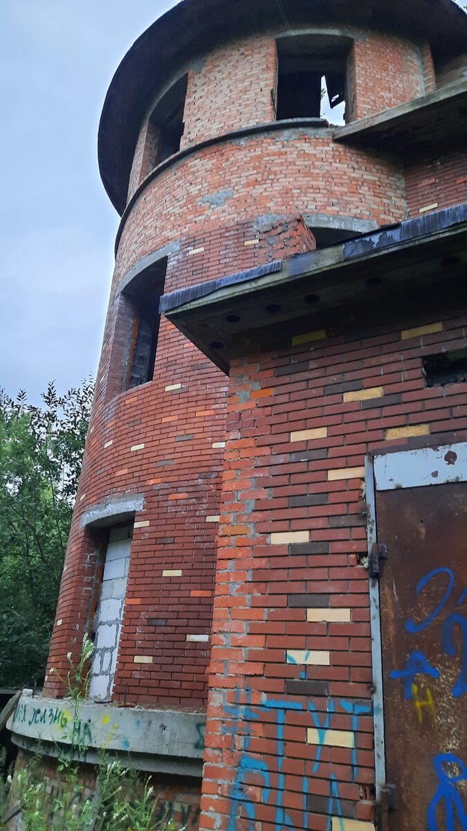 веселенький фасад здания