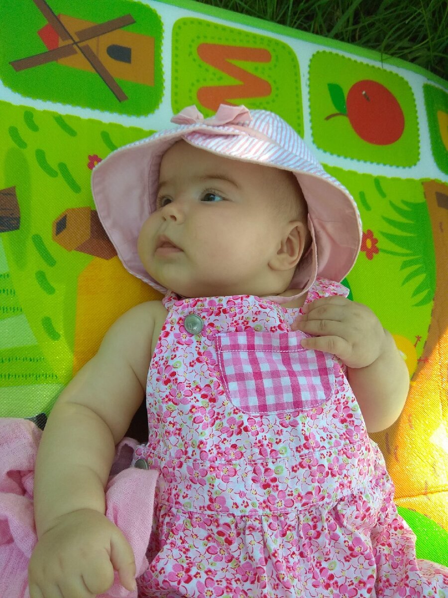 Моя дочь на прогулке в парке