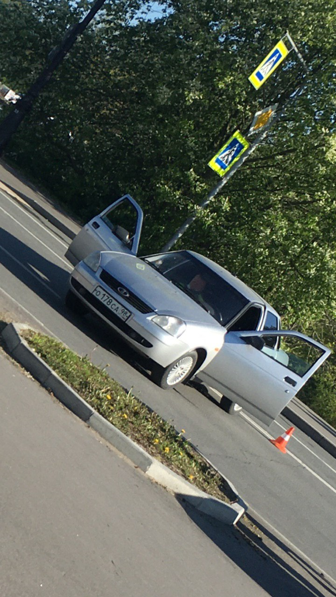 Машина ДПС с номерами ОСА98 на перекрытии