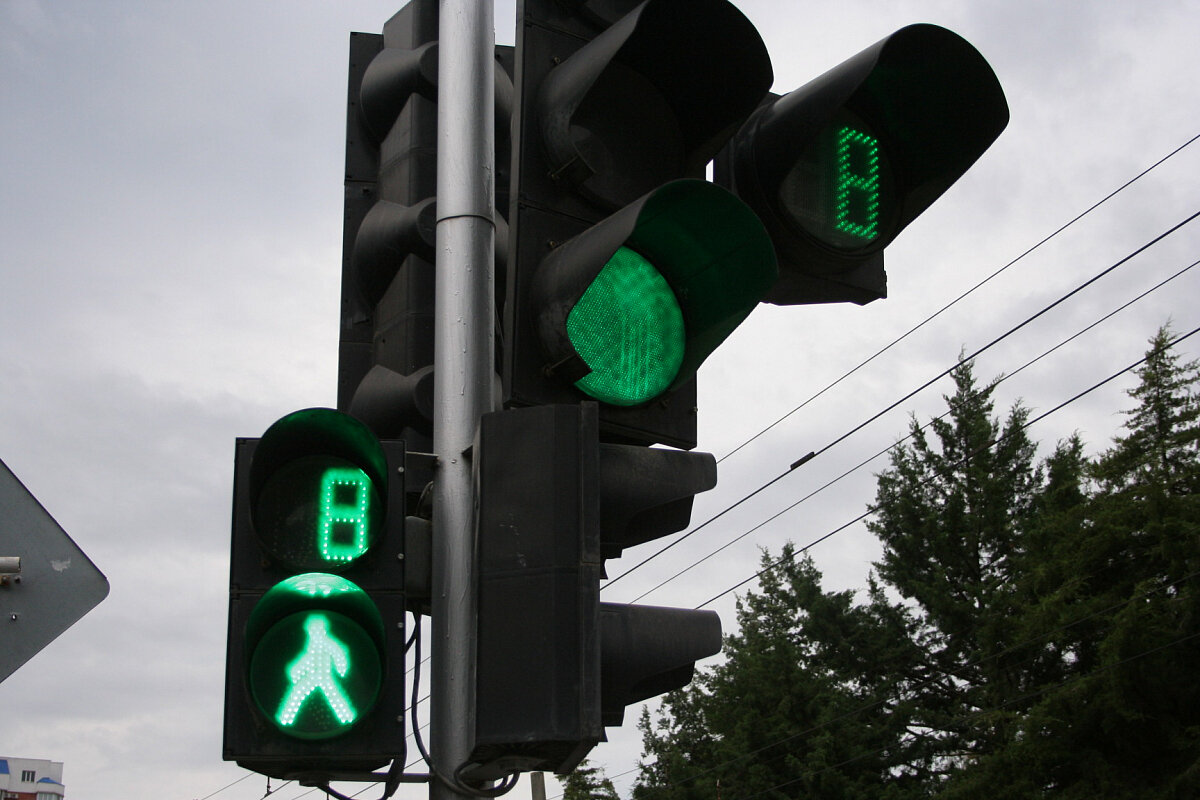 Светофор на дороге. Пешеходный светофор. Зеленый светофор. Светофор для пешеходов. Светофор инта