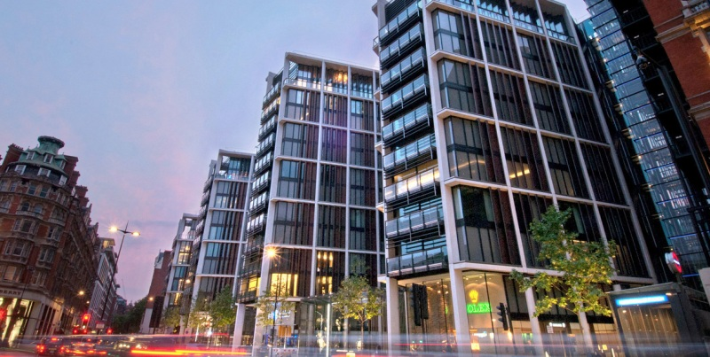 Резиденция One Hyde Park включает не один, а целых четыре высотки, каждую из которых венчает свой спаренный пентхаус. Условия в каждом типовые: почти 1600 квадратных метров с пятью спальнями, двумя кабинетами, спортзалом и круглосуточной прислугой.