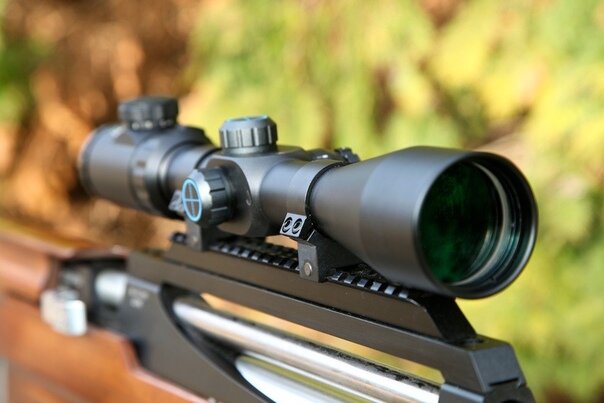 Расстояния в городе визуально кажутся короче примерно на 1/8. Поэтому дистанции для точной стрельбы выверяются пристрелкой по основным заметным ориентирам. 
Например, глазомерно дистанция до кирпичной стены, находящейся на стороне противника, определилась в 400 метров. Снайпер, стреляя по любому видимому и заметному пятну на этой стене с прицелом "4", отметил, что пуля попала ниже точки прицеливания на 3 кирпича, то есть примерно на 20 см.

По таблице превышения средних траекторий находим: с прицелом "4" попадание на 400 метров в "0" (то есть по центру), а на 450 метров - 28 см ниже. Следовательно, дистанция в реальном случае будет примерно 430-440 метров. Прицел устанавливается "4" и 1/3 деления.