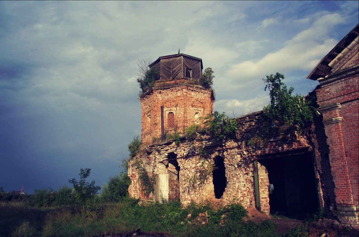 Село Троицкое заброшенная деревянная Церковь