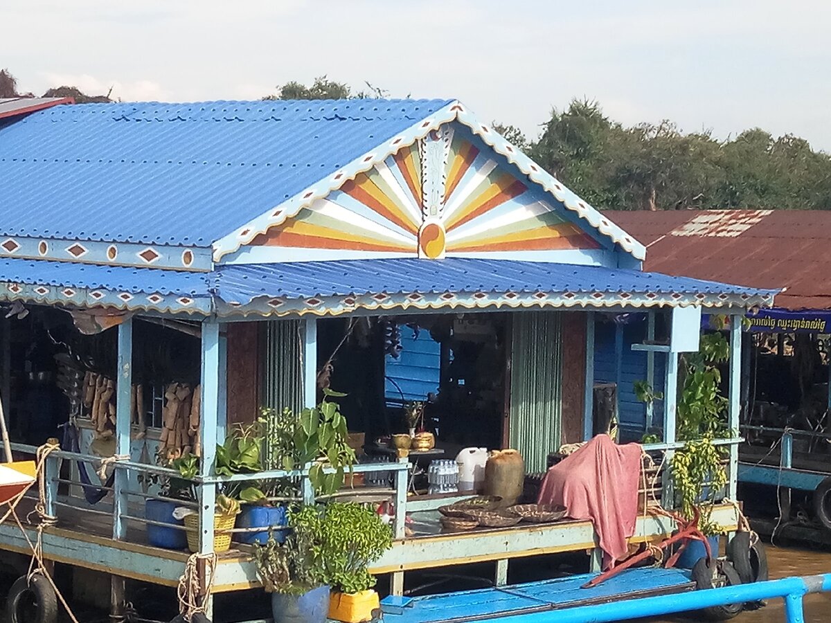 Даже  небольшие храмы строят на воде