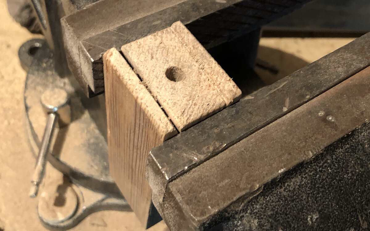 Просверлил отверстие в треугольнике диаметром 6 мм, углубившись на пару сантиметров в брусок.