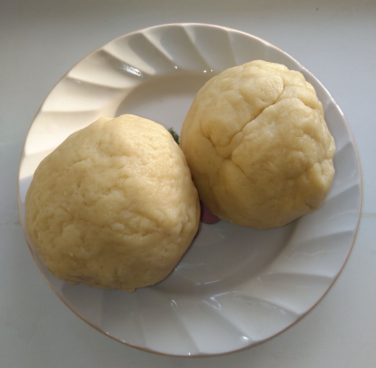 Готовое тесто делим на две части