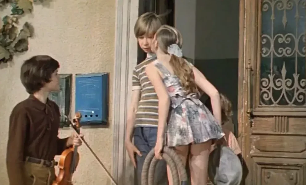 Dein kind. Автомобиль, скрипка и собака Клякса, 1974.