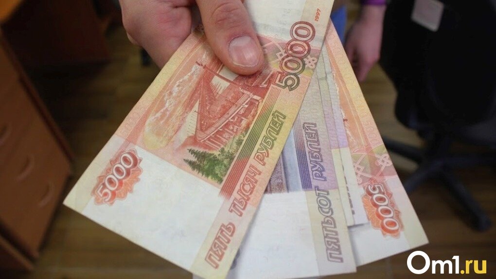 Изначально предполагалось, что выплата в 10 тыс. рублей на детей от 3 до 16 лет будет разовой. Эта мера поддержки была установлена для того, чтобы помочь российским семьям в период пандемии коронавируса и самоизоляции. Выплаты утверждены Указом № 317, который Владимир Путин подписал 11 мая 2020 года. Деньги начали перечислять с 01.06.2020. 
Многие родители и эксперты уверены, что гораздо эффективнее было бы оказать повторную поддержку семьям с детьми в размере 10000 рублей в августе, — в этом случае дополнительные средства особенно пригодились бы для подготовки к новому учебному году, особенно многодетным семьям. В период дистанционного обучения многие семьи столкнулись с проблемой освоения детьми школьного материала из-за отсутствия компьютерной техники. Повторные выплаты могли бы помочь подготовиться к домашнему обучению.

Однако несмотря на то что во многих субъектах РФ еще в июне началось поэтапное снятие ограничительных мер, введенных из-за распространения коронавирусной инфекции, экономическая ситуация в стране остается нестабильной, а число безработных продолжает расти. По данным Роструда, общее количество официально зарегистрированных безработных граждан на 30 июня составляет 2,7 млн человек. Поэтому чтобы поддержать граждан сейчас, Президент поручил выплатить дополнительно по 10000 рублей в июле семьям с детьми до 16 лет.
По данным Минтруда, вторая выплата в размере 10000 рублей будет перечислена на более чем 27 млн детей в возрасте от 0 до 16 лет. На реализацию выплат Правительство выделит около 274 млрд рублей. 
В этот раз круг получателей меры государственной поддержки оказался шире: выплаты полагаются на всех детей, рожденных в период с 11.05.2004 по 30.06.2020. Это значит, что родители, которым было назначено ежемесячное пособие в 5000 рублей, и семьи, получившие разовую выплату 10000 в июне, дополнительно получат по 10000 рублей на каждого ребенка в июле.

Граждане, которые по каким-либо причинам не успели обратиться за оформлением ни одной из назначенных ранее «антикризисных» выплат (5000 рублей на детей до 3 лет и 10000 рублей от 3 до 16 лет), вправе подать заявление на получение старых мер поддержки до конца сентября 2020 года. В этом случае родителям назначат сразу две выплаты, включая июльскую.

Еще неизвестно, будут ли осуществляться выплаты 10000 детям до 16 лет в августе. Все зависит от дальнейшего развития ситуации с коронавирусом в стране. Возможно, если эпидемиологическая обстановка ухудшится, а экономическая ситуация и уровень безработицы не улучшатся, то глава государства поручит повторить выплаты 10000 в августе, но официальных сообщений по этому поводу пока нет. Следите за обновлениями на нашем сайте!
Выплата 10000 рублей на детей: ожидающих третье пособие в августе родителей назвали попрошайками 
Российские семьи с детьми до 16 лет в июне и июле получили выплату в размере 10 тысяч рублей в качестве меры поддержки во время пандемии; теперь родители просят президента назначить такое же пособие в августе – чтобы собрать своих чад в школу.

Сотни российских родителей, получивших в июне и июле так называемые путинские пособия – по 10 тысяч на ребёнка – настойчиво просят президента о третьей, августовской, волне выплат. На этом фоне всё чаще звучат комментарии тех, кто называет поведение таких семей чрезмерной наглостью и призывает «смазать лицо жирным кремом, чтобы не треснуло».

Читатели сайта Сиб. фм благодарят президента Владимира Путина за материальную поддержку этим летом. Семьи с детьми в возрасте до 16 лет уже дважды получили выплату 10 тысяч рублей и теперь надеются, что глава государства примет решение о назначении пособия в третий раз

'Использована информация юридической социальной сети https://www.9111.ru'


