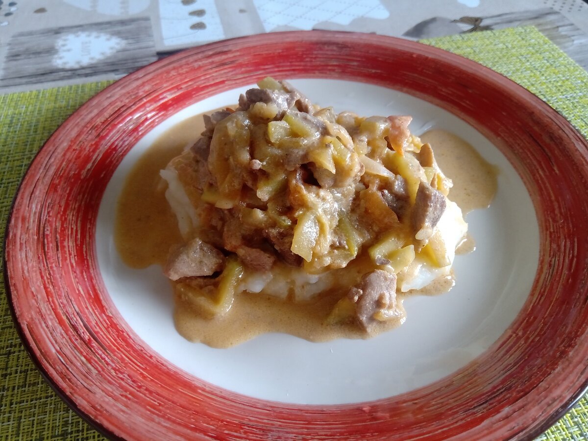 Рагу из мяса и кабачков с картофельным пюре.