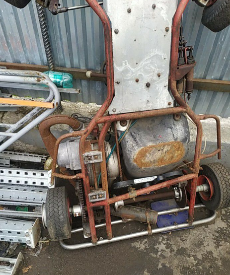 Перед вами спортивный болид оснащенный 125 кубовым ДВС на 8 л.с , двухтактный .