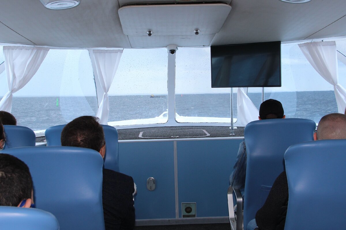 Вид на нос корабля из салона