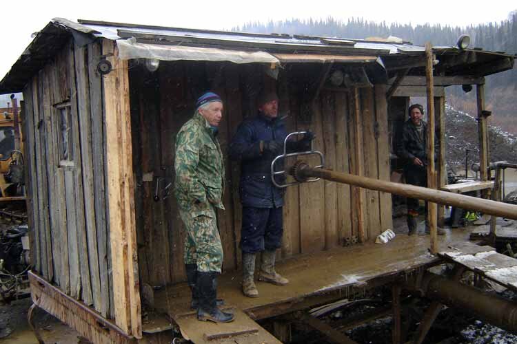 Гидромониторщик на промывке,на фото справа