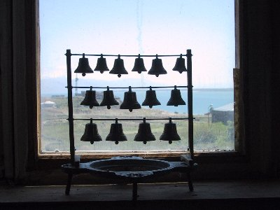 TERTERIAN.ORG Вид из рабочей комнаты Тертеряна на озеро Севан