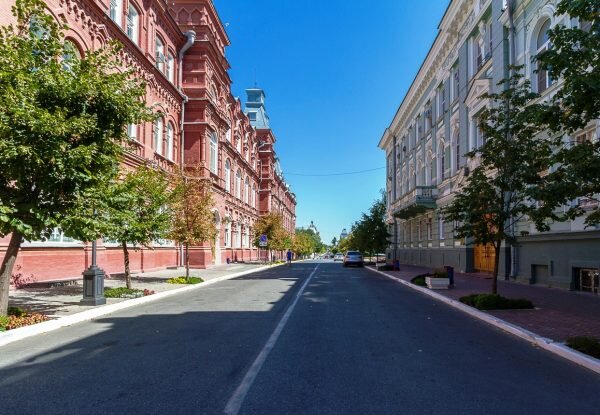 Говорят, что лучше всего осматривать город ранним утром, когда лучи солнца делают улицы особенно живописными и подчёркивают красоту архитектурных ансамблей