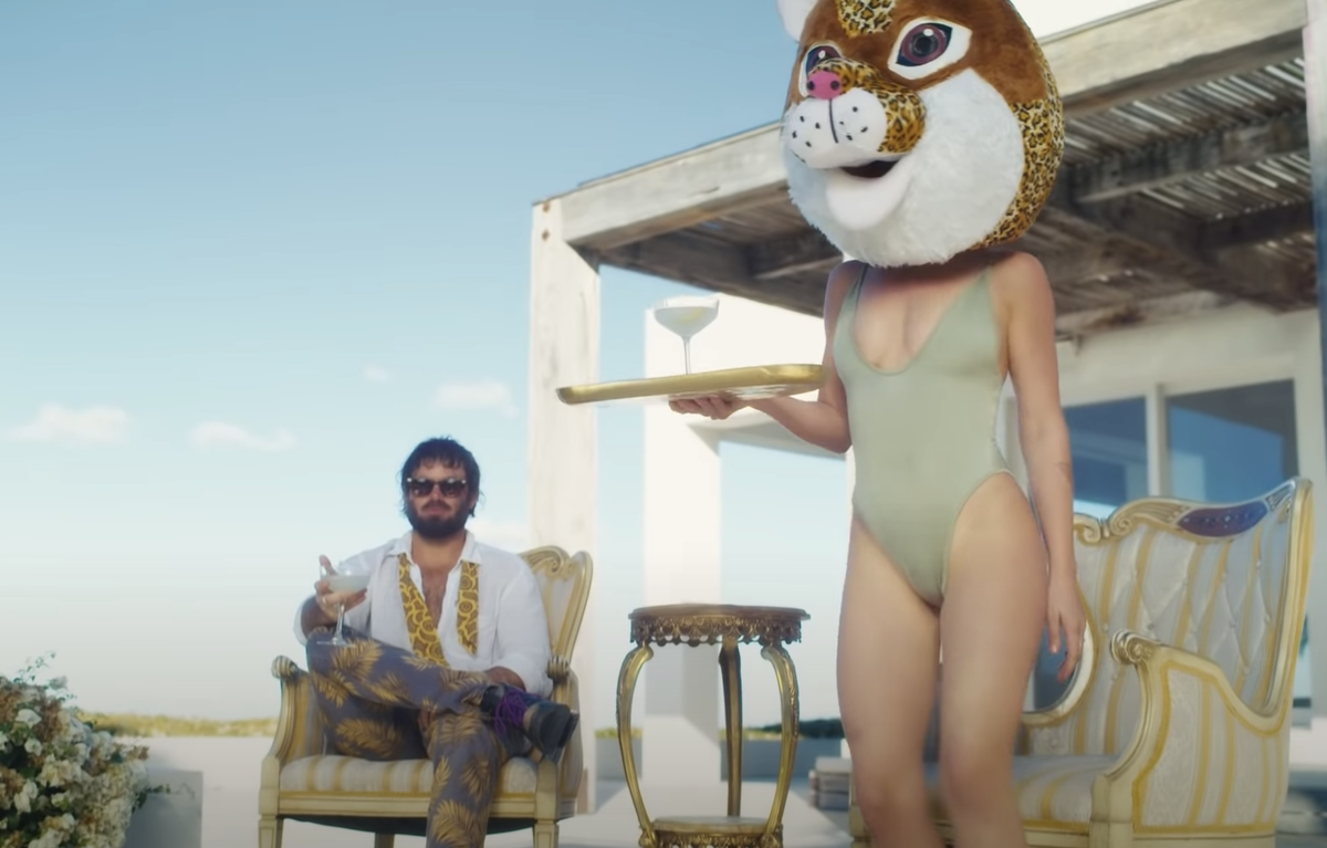 Dope Lemon со спутницей. Кадр из клипа Every Day Is A Holiday 