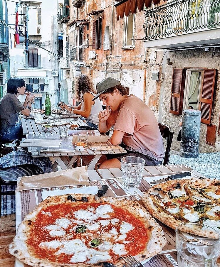 «На ловца и зверь бежит» Неаполитанцы умеют зацепить за разговор, заговаривать зубы, но сами же всегда настороже и даже с туристом 