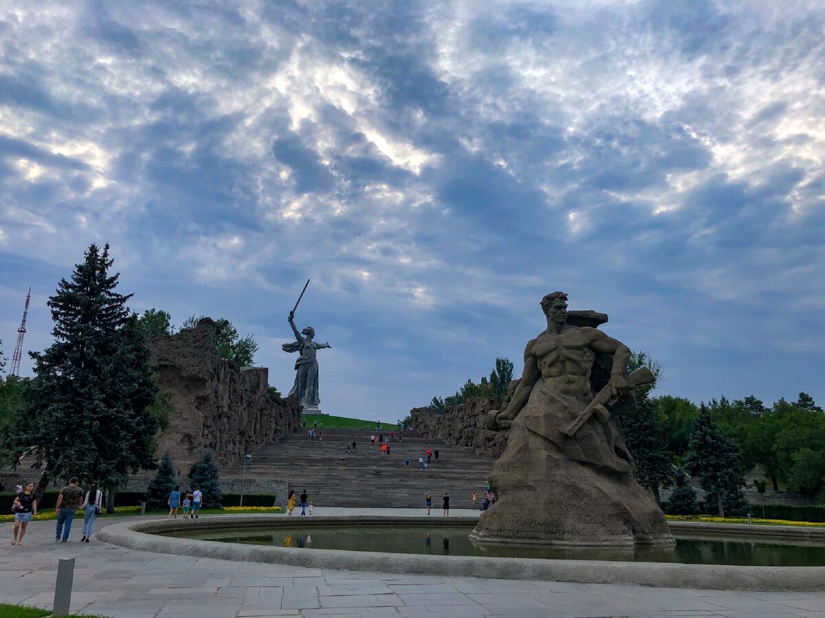 Мамаев курган прошел. Мамаев Курган. Вид Мамаева Кургана до войны. Мамаев Курган Волгоград камера. Мамаев Курган барельеф.