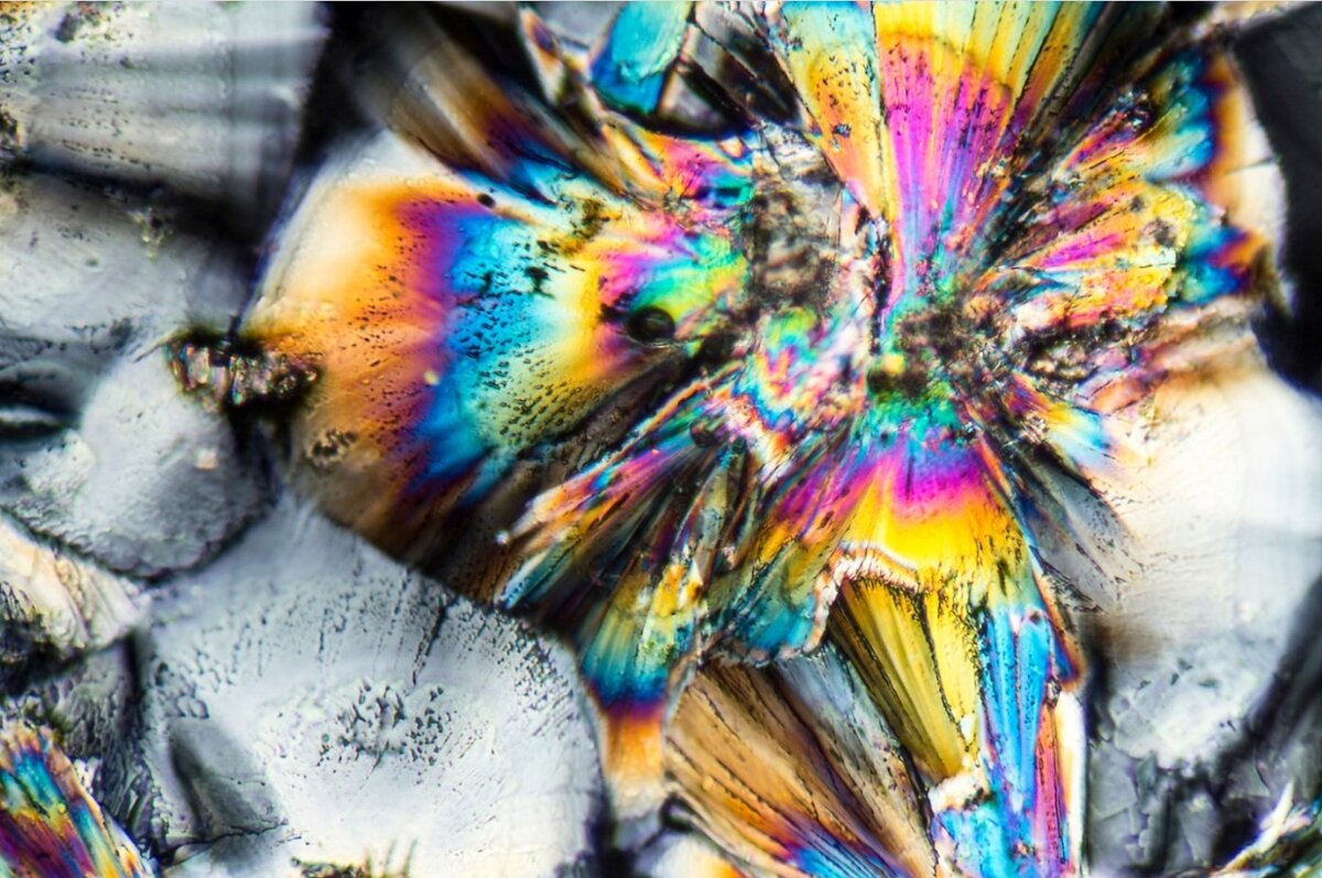 Микрокристаллы цинка, которые в сочетании с другими распространенными минералами могут заменить редкоземельные металлы в электронных устройствах