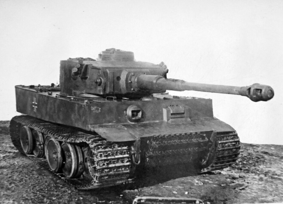 «Тигр» с башенным номером 121 на Полигоне, апрель 1943 года. Пока ещё целый.