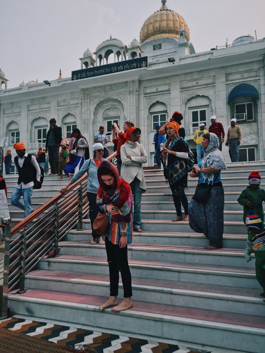 В 2015 году в Дели было очень холодно и я боялась, что заморожу ноги в первый же день по прилёту. "Святое место" не позволило - накормило, напоило, согрело.