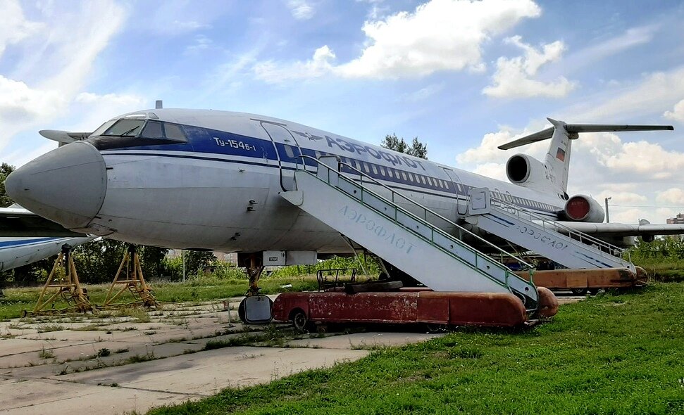 Списанный борт ТУ-154...уж лет 20 как стоит...