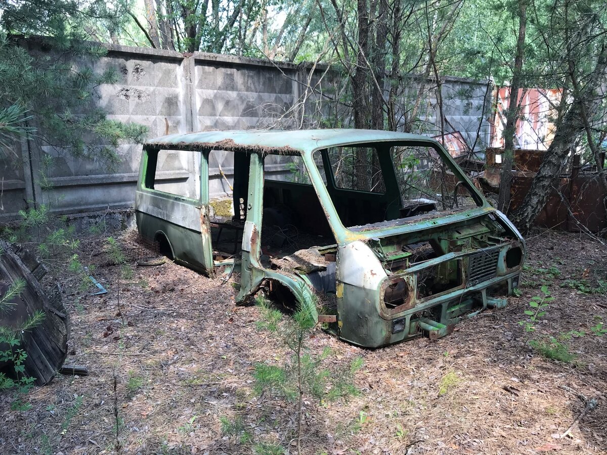 Заброшенные гаражи в Припяти и что там осталось в наши дни: новый обзор - фото и видео