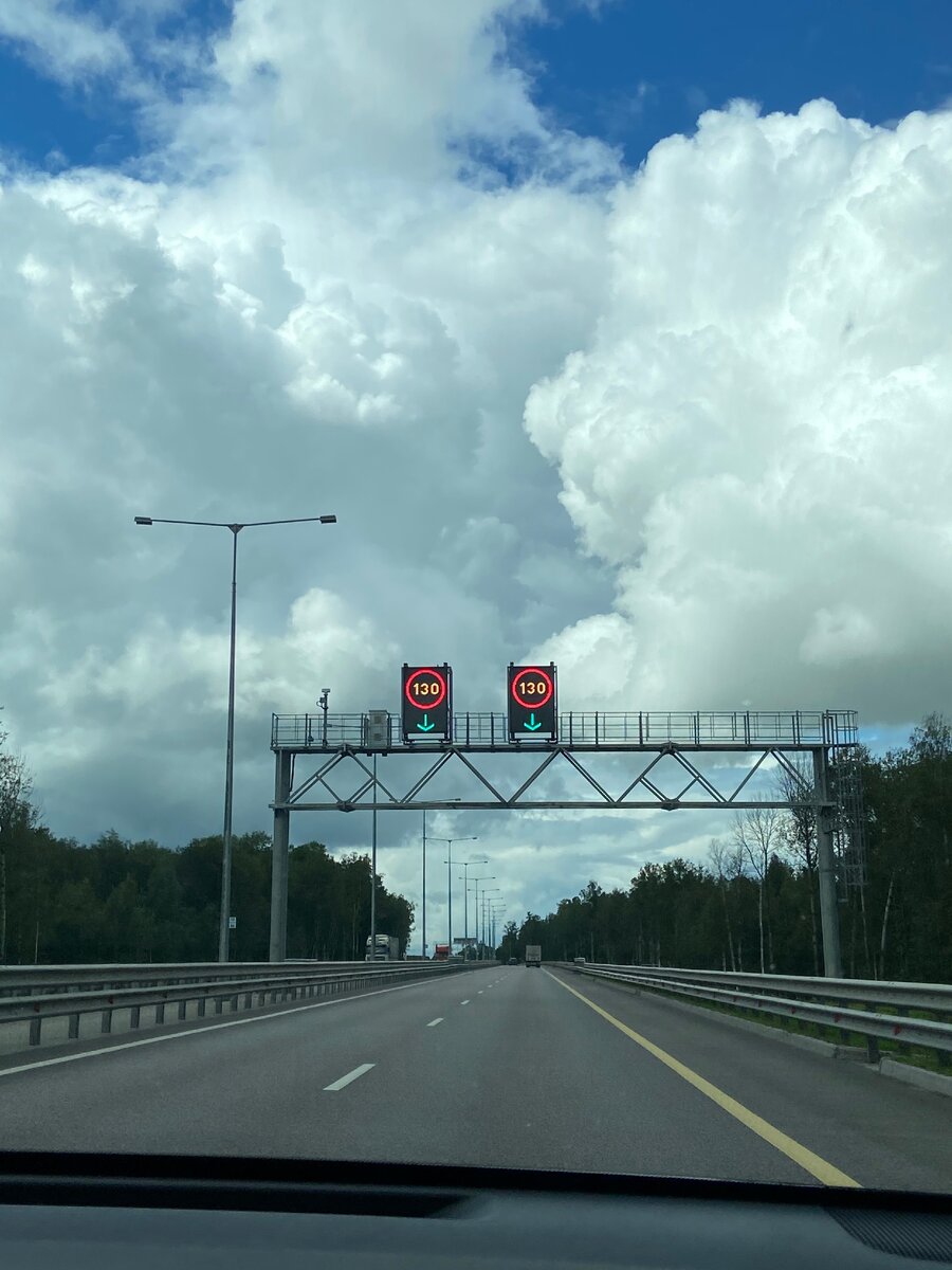 Платная трасса где-то между Москвой и Петрозаводском.