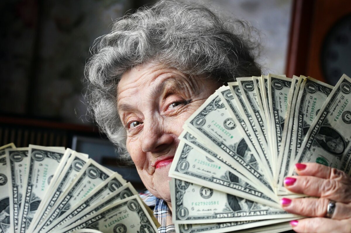 Бабушка с деньгами