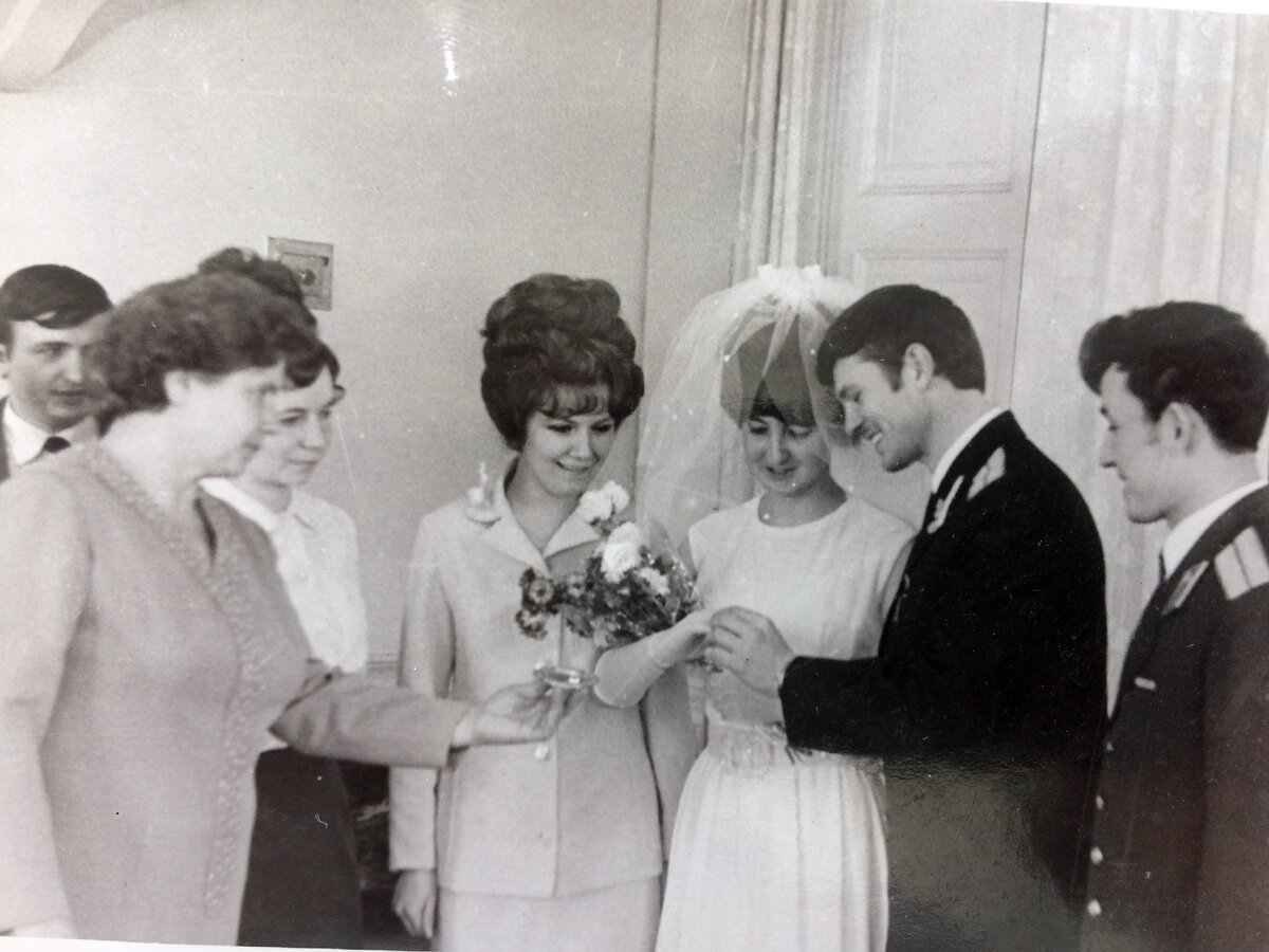 Бракосочетание морского лётчика лейтенанта Сергея и Натальи Гончаровых. свидетель лейтенант Куркумбаев В. Ноябрь 1970 г. Оренбург