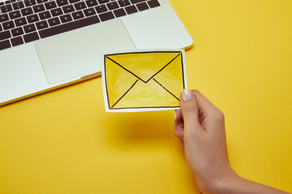 Сегодняшний формат общения не избавляет нас от конфликтов                               Изображения с сайта: https://ru.depositphotos.com/category/places.html">Обрезанное изображение женщины с табличкой рядом с ноутбуком - null