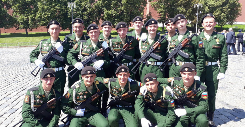 Только что танкисты Кантемировской дивизии прошли парадом Победы по Красной площади (Дима Мараков — седьмой слева в верхнем ряду).