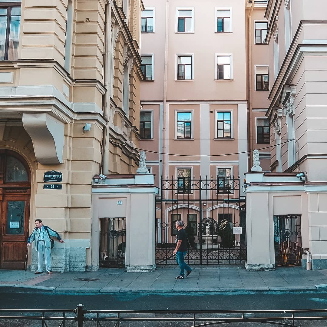 Слева - городская поликлиника. Справа - роддом №2. Между ними ворота с мини львами