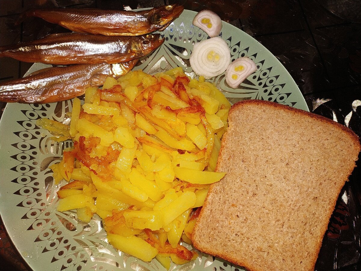 Жаренный картофель с корюшкой