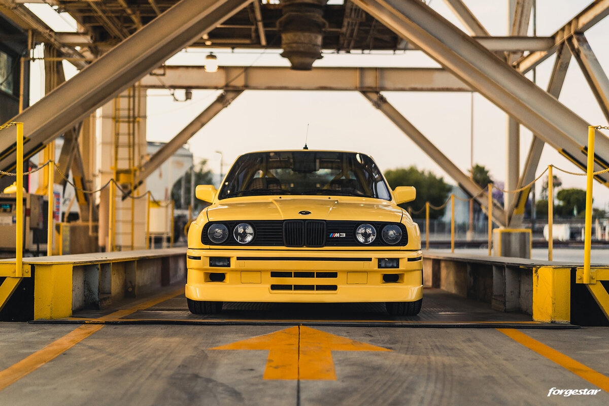 BMW M3 поколения E30 в жёлтом цвете Dakar Yellow и с современным подходом |  Блог BMW | Дзен