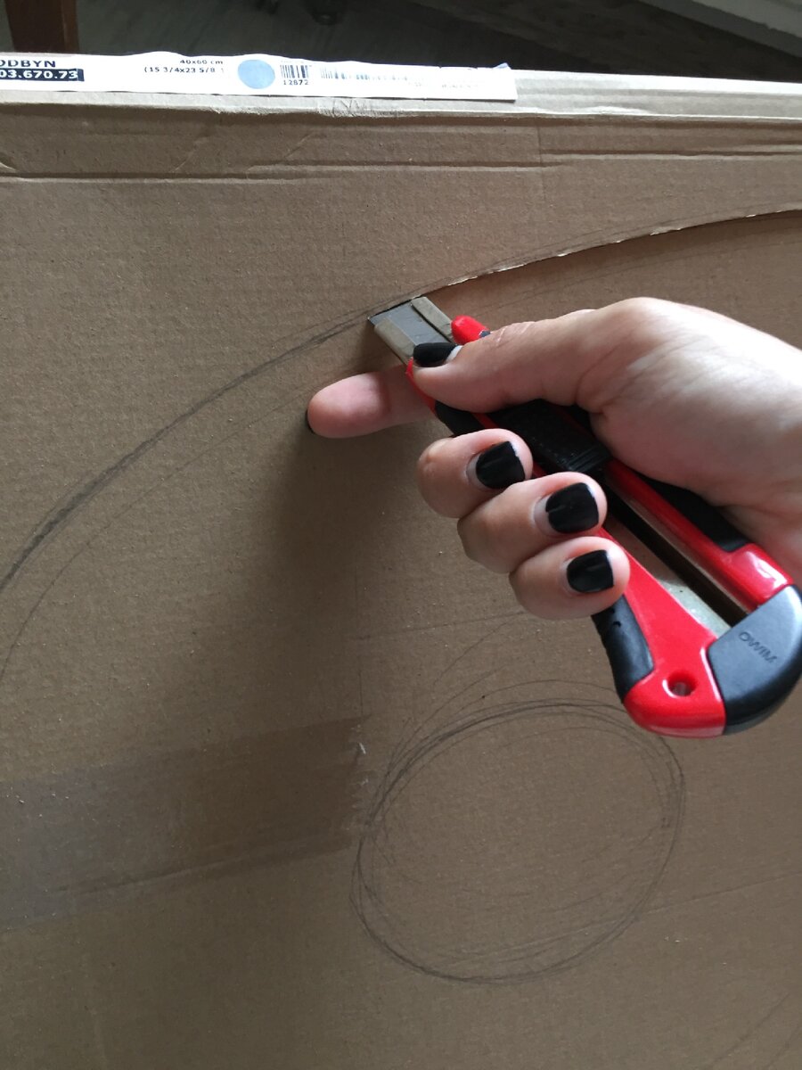 Я вырезаю навесу, мне так удобнее. Или надо под низ подложить ДСП или большую деревяшку.