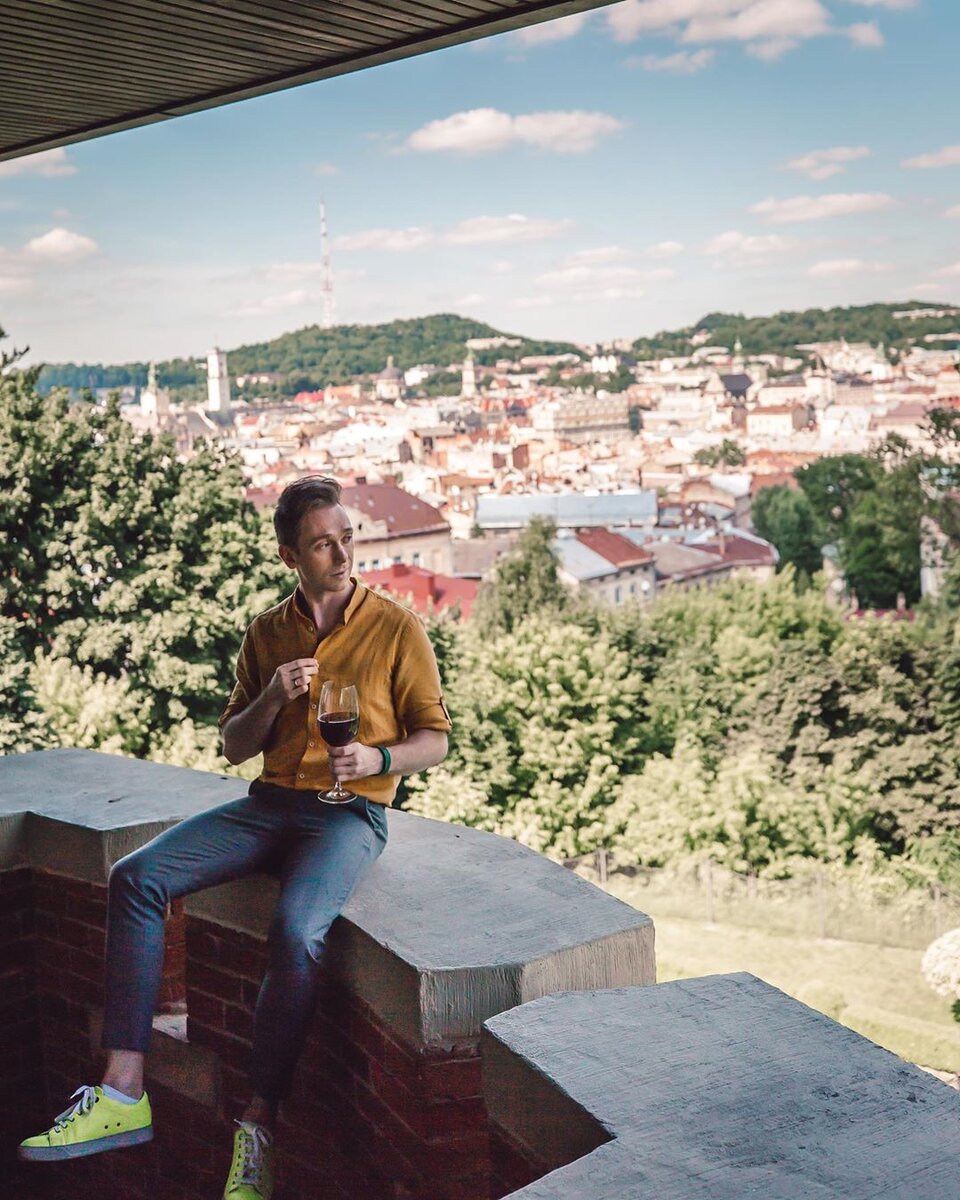 Глотнул винца для храбрости и вышел из своей крепости на поиски приключений.