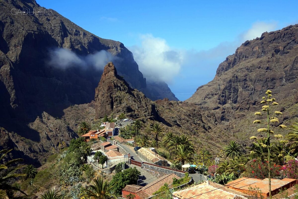 Перевал Маски, и вид на крышу того самого кафе. Но картинка из Интернета