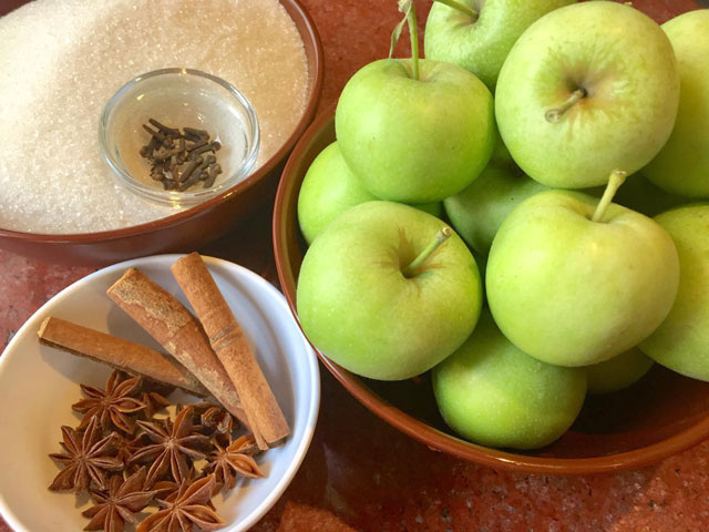 Для консервирования компотов из яблок, больше подходят кислые или кисло-сладкие плоды с белой мякотью. Перезревшие яблоки категорически не подходят. Следует заранее подготовить банки. Их моем и стерилизуем. Я стерилизую банки, прожаривая их в духовке, при 200 градусах 30 минут (банки должны постепенно остывать, иначе они лопнут). Можно стерилизовать над паром. Это кому как удобно. Крышки кипятим в отдельной кастрюле и не прекращаем их кипячение до завершения процесса заготовок.