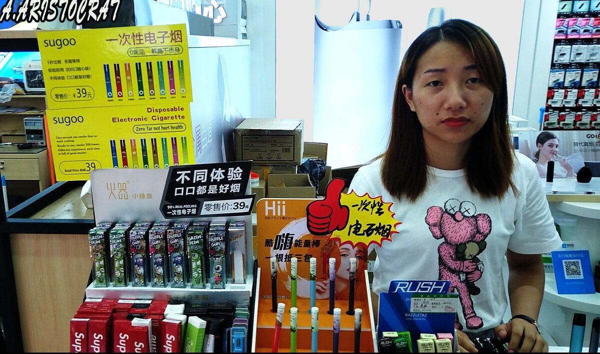 Китаянка продавщица электронных товаров