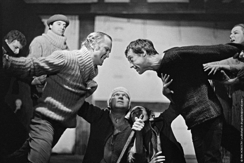 Тексты Владимира Семеновича призывают к борьбе и неприятию лжи. Но пить под них хорошо