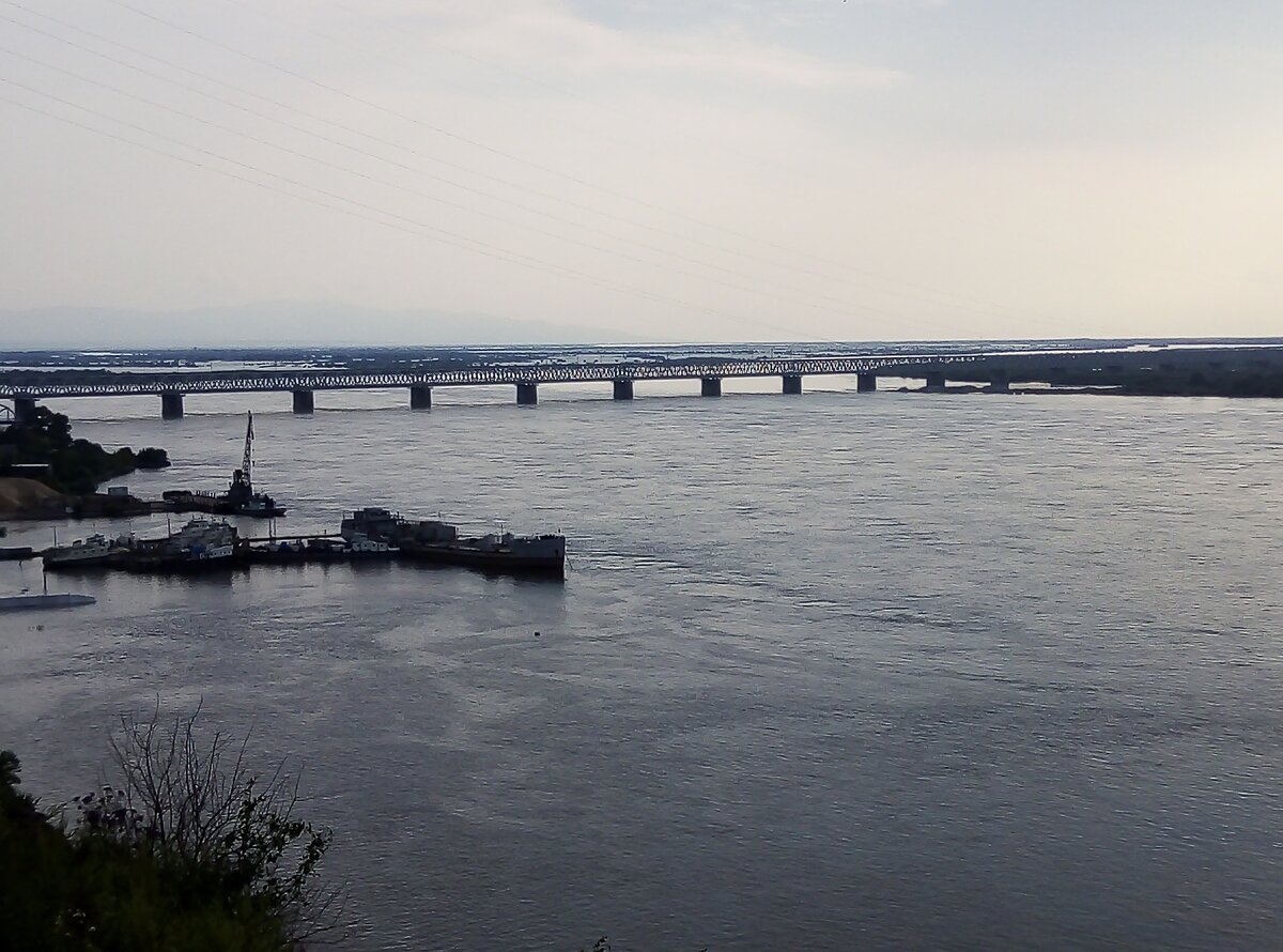 Мост через р. Амур вечером.