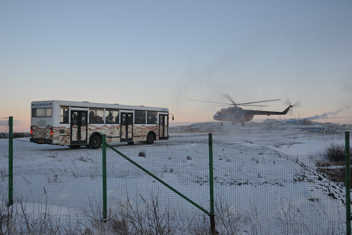 Волжанин-5270-10-02	 № ТТ 005 87 	 Анадырь, улица Виктора Цоя, вертолётная площадка. Фото LEX-A