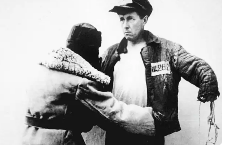 В лагерной зоне...Обыск,в просторечии -"шмон".