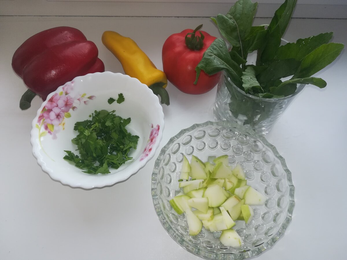 Яблоко, петрушка и руккола.